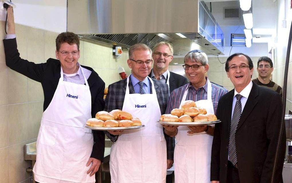 Christenen voor Israëlvoorzitter Schutte en de locoburgemeester van Jeruzalem trakteerden gistermiddag op soefganiot. V.l.n.r. Willem de Boer, Dick Schutte, Dirk Korf, Meir Turgeman en Hinenidirecteur Benjamin Philip. beeld Alfred Muller