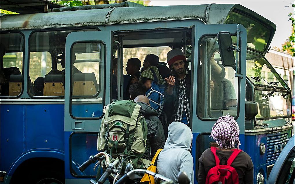 Asielzoekers verlaten in mei de Vluchtkerk. Foto ANP