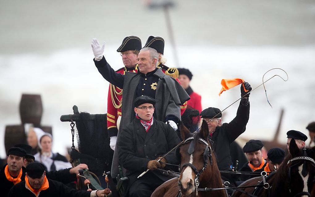 Acteur Huub Stapel in de rol van prins Willem Frederik, de latere Koning Willem I, tijdens de historische landing die op het strand van Scheveningen wordt nagespeeld in het kader van de viering van 200 jaar koninkrijk. beeld ANP