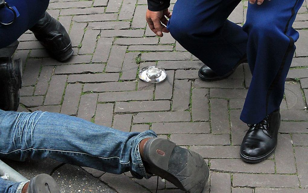 rwin L, de man die op Prinsjesdag 2010 een waxinelichthouder (foto) naar de Gouden Koets gooide, is zaterdagmiddag in Den Haag aangehouden. beeld ANP