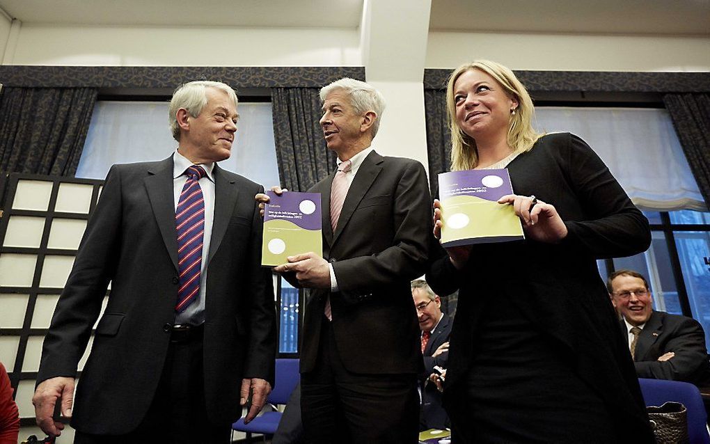 Commissievoorzitter Dessens (l.) overhandigt het rapport aan de ministers Plasterk Hennis-Plasschaert. Foto ANP