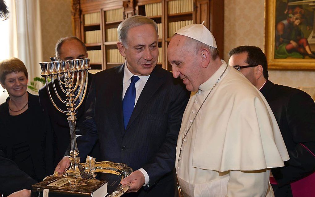 De Israëlische premier Benjamin Netanyahu schenkt paus Franciscus een boek over de Spaanse Inquisitie. beeld EPA