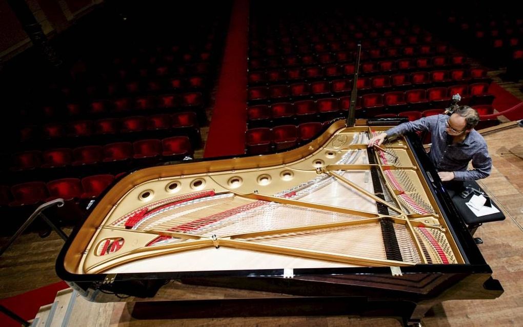 Pianotechnicus Ehud Loudar stemt de nieuwe vleugel van het Koninklijk Concertgebouw. Beeld ANP