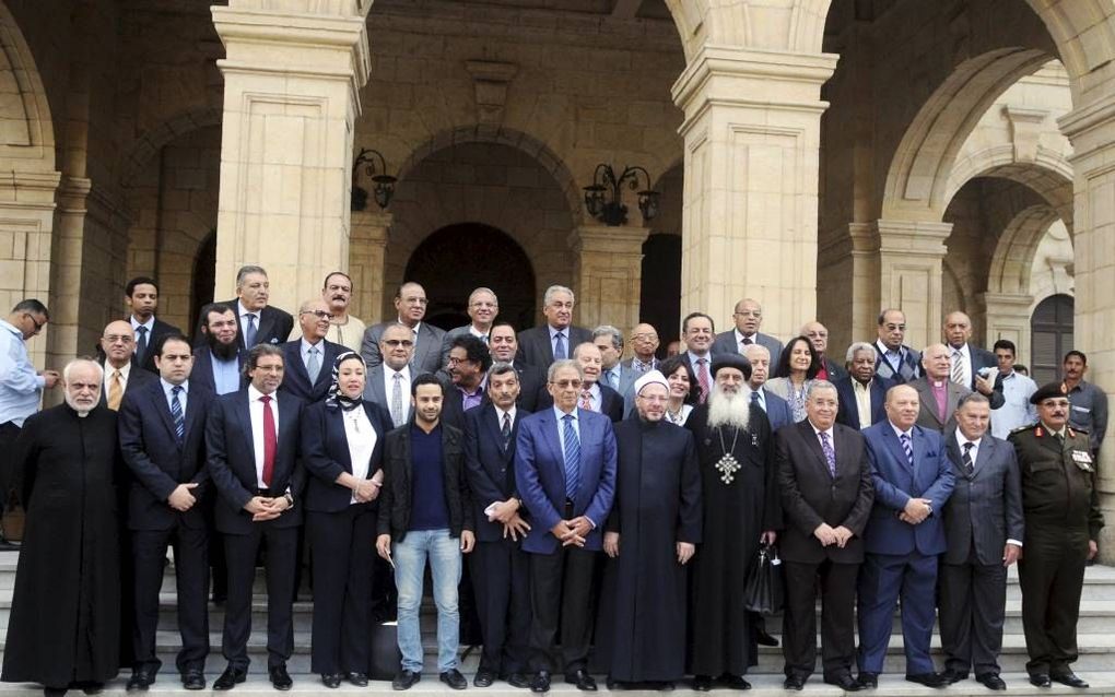 De vijftigkoppige commissie die een nieuwe conceptgrondwet voor Egypte opstelde, poseerde gisteren voor het parlementsgebouw in Caïro. De commissie bestond voor een groot deel uit secularisten, terwijl ook vertegenwoordigers uit de kerken een plaats hadde