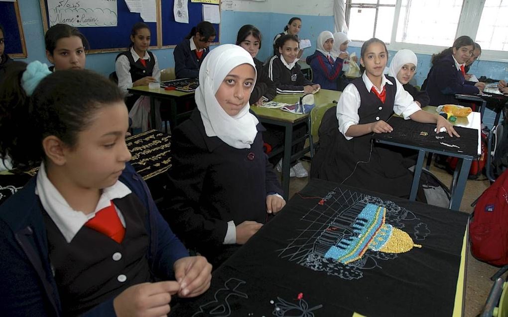 Palestijnse middelbare school in Oost-Jeruzalem. Palestijnse ouders vragen geregeld of hun kinderen het Israëlische curriculum mogen volgen. Dat zou betere kansen geven op de arbeidsmarkt. beeld Alfred Muller