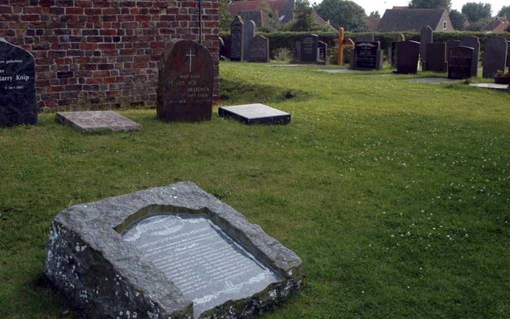 Gedenksteen voor de drenkelingen die op het eiland Terschelling aanspoelden. Boven de elf namen uit de periode 1877-1917 staat: „Vele naamloze drenkelingen alhier te Hoorn begraven; 10-tallen van de 261 slachtoffers van de ramp met de Wilhelmsburg, decemb