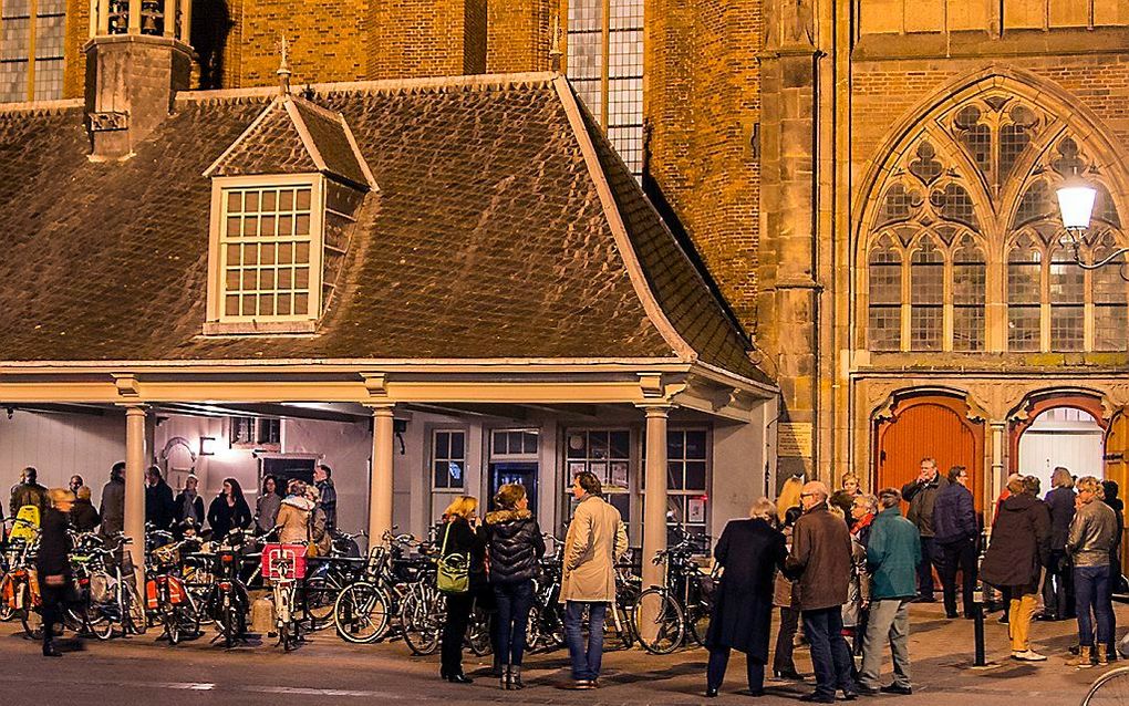 Belangstellenden komen aan bij de Sint-Joriskerk voor de afscheidsbijeenkomst voor Ramon Smits Alvarez. Foto ANP