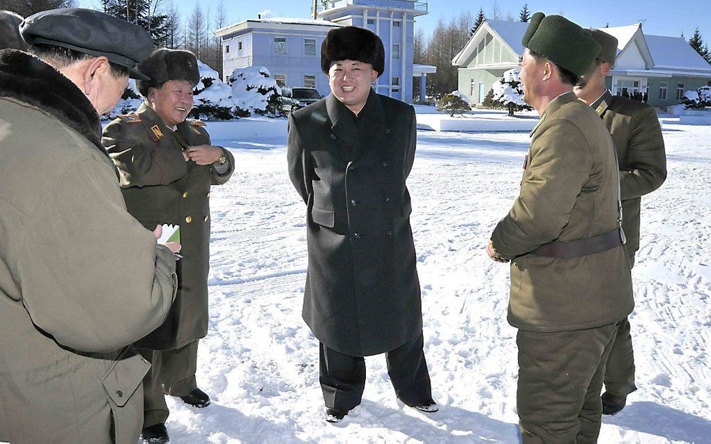 De Noord-Koreaanse leider Kim Jong-un in gesprek met militairen. beeld EPA