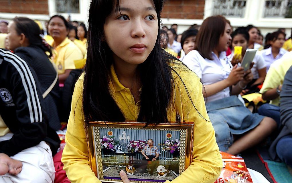 Aanhangers van de koning gaan de straat op met foto's van Bhumibol. Foto EPA