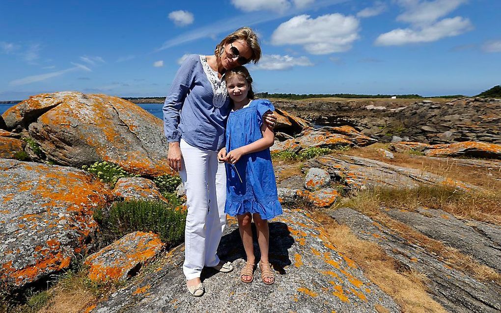 Kroonprinses Elisabeth van België (op de foto naast haar moeder) is opnieuw bedreigd in een brief. beeld EPA