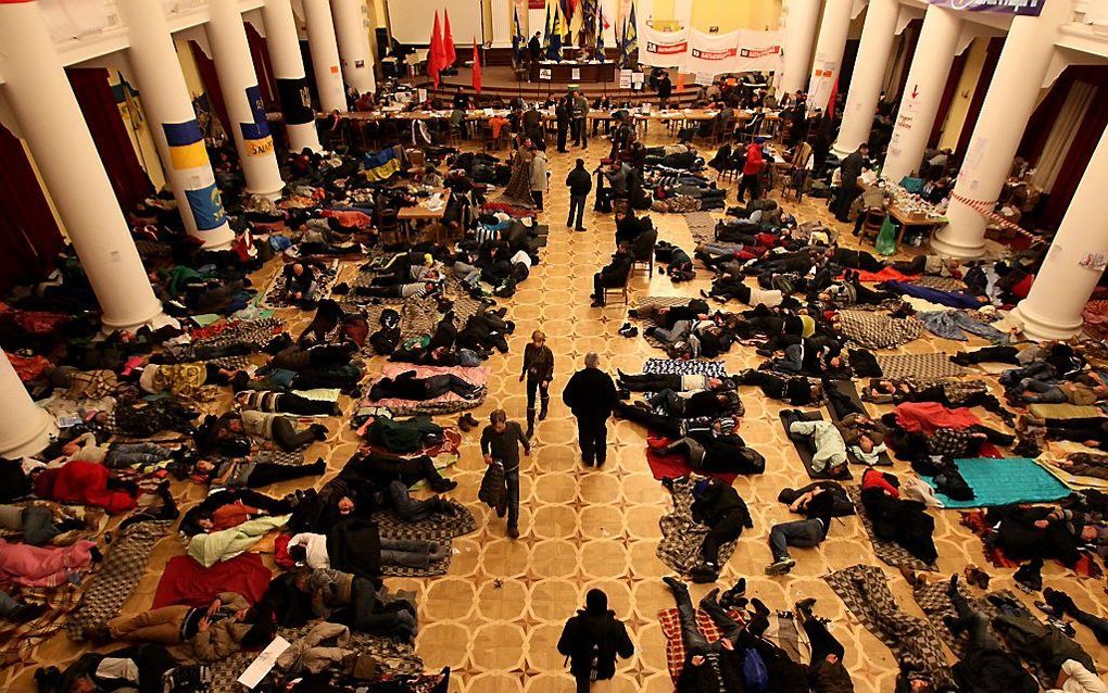 Demonstranten in het stadhuis van Kiev. beeld EPA