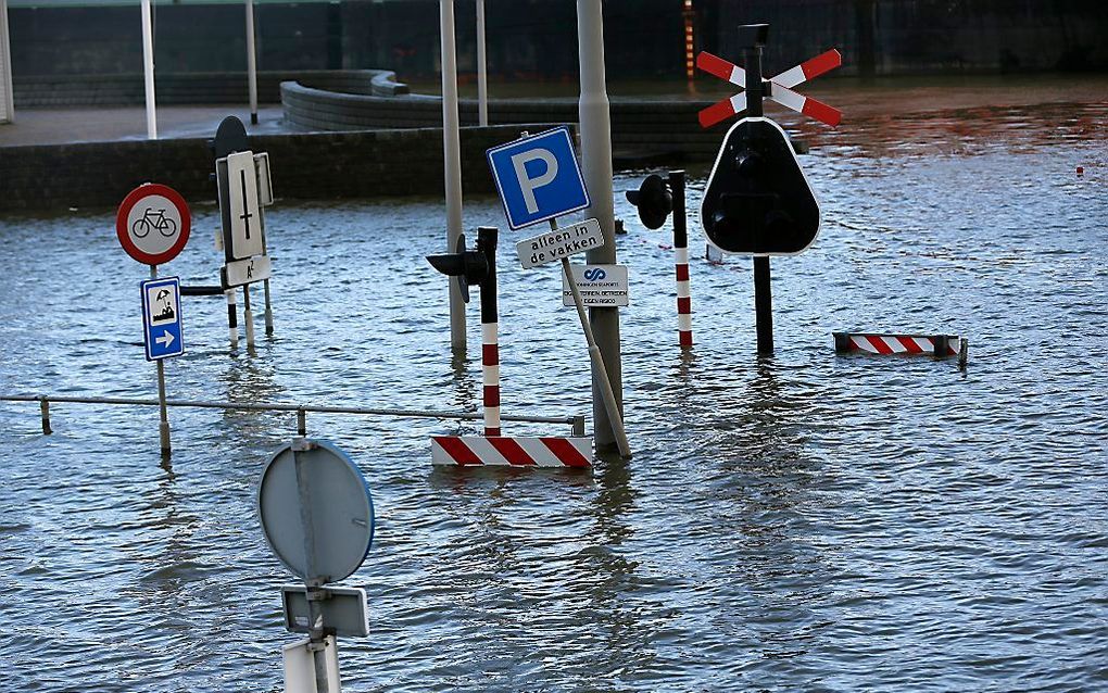 Hoog water in de Eems, een dag na de Sinterklaasstorm. Door een combinatie van de harde wind die het zeewater opstuwt en springtij staan de kades in Harlingen, Delfzijl, Vlieland, Ameland en Terschelling blank. beeld ANP