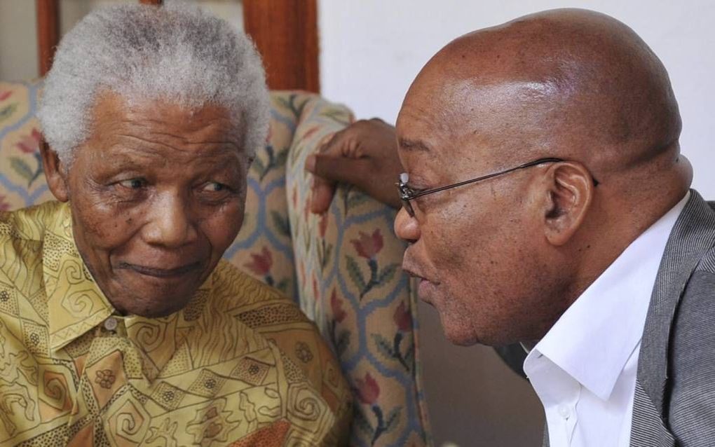 De Zuid-Afrikaanse oud-president Nelson Mandela (l.) met de huidige president Jacob Zuma (r.), februari 2010. beeld EPA