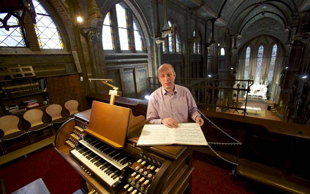 Eric Koevoets op het hoog gesitueerde orgelbalkon in de Rotterdamse Sint-Lambertuskerk. De organist gaf ‘zijn’ romantische Maarschalkerweerd uit 1900 ook een plek in zijn cd-reeks met Bachwerken. „Bachs poëtische kant komt hier prachtig tot zijn recht.” B