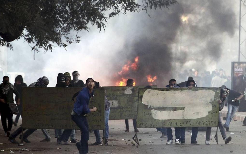 CAIRO. Demonstranten van de Moslimbroederschap, gisteren in Cairo. Een harde kern houdt de protesten tegen de verdrijving van president Mohamed Morsi stug vol: ze willen doorgaan totdat Morsi weer in het pluche zit. beeld EPA