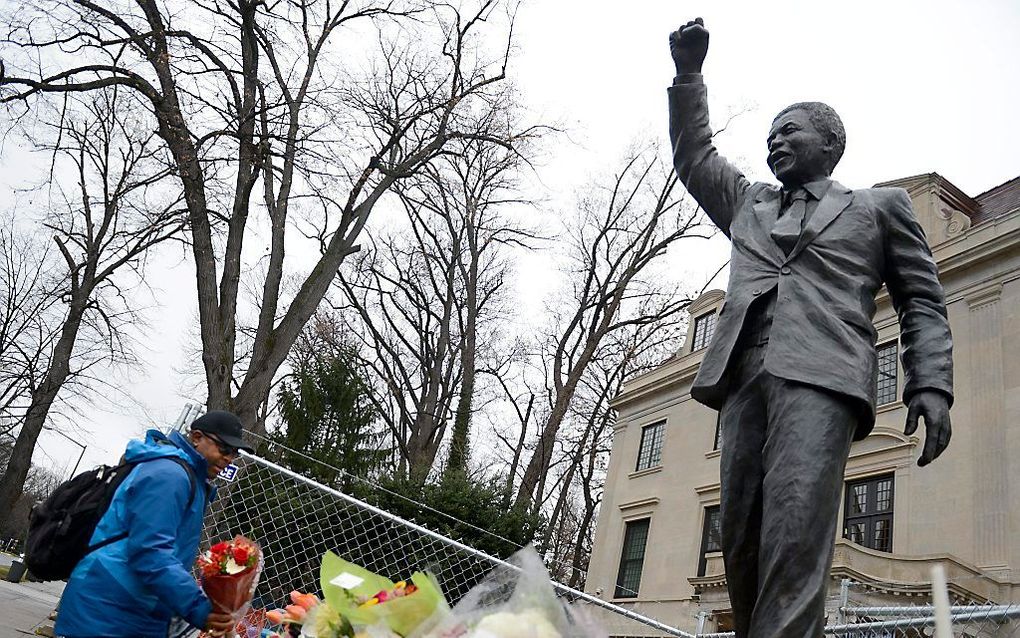 Bloemen bij het standbeeld van Mandela bij de ambassade van Zuid-Afrika in Washington. Foto EPA