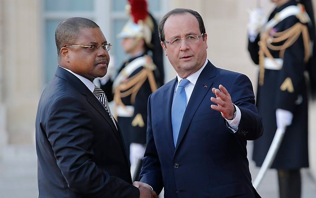 De Franse president Hollande en premier Nicolas Tiangaye van de CAR. Foto EPA