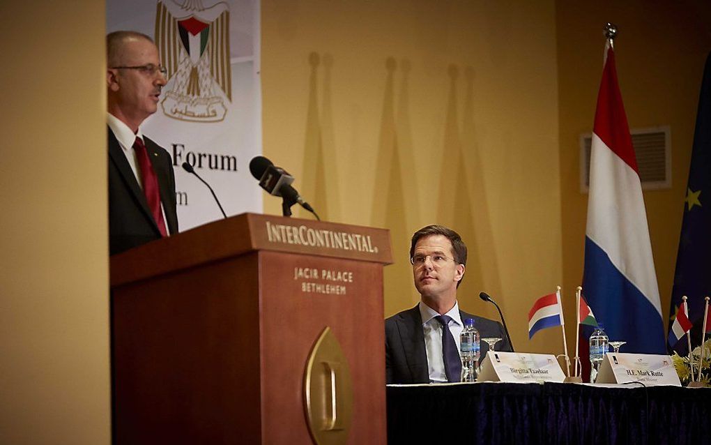 Premier Mark Rutte luistert naar de Palestijnse premier Rami Hamdallah tijdens een persconferentie in Bethlehem. beeld ANP