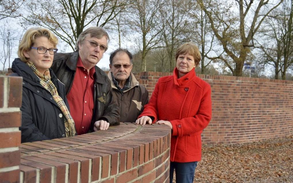 Bestuursleden bij de Muur tegen Geweld, in het Drentse De Stapel. Geheel links Margreet Scholing en haar broer Bennie Klijnstra, rechts Ieke Verveld. beeld Peter Nefkens