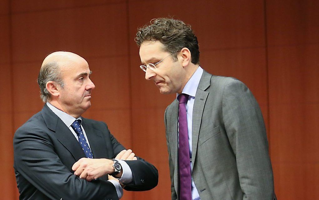 De Spaanse minister van Economie Luis de Guindos (l.) en minister Dijsselbloem voor de vergadering van de eurogroep. beeld EPA