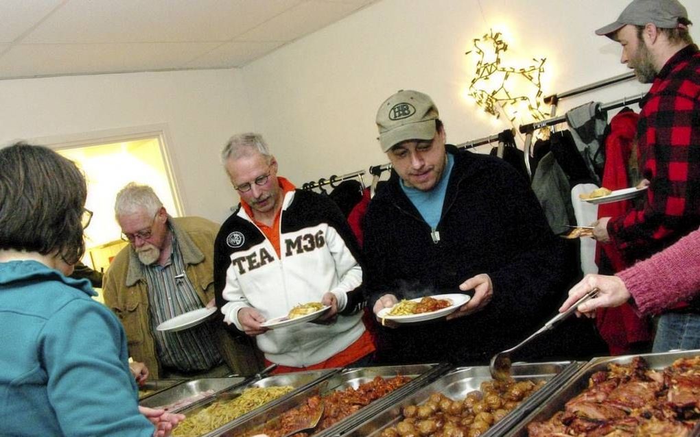 Daklozen en ondernemers genoten gisteren van een diner in het inloophuis van Sta Op Zorg in Vlissingen. beeld Van Scheyen Fotografie