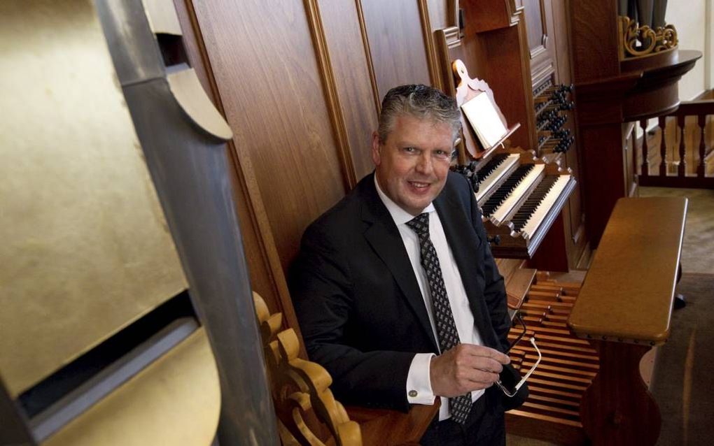 Pieter Heykoop bij het Van den Heuvelorgel in de gereformeerde gemeente van Yerseke, waar hij sinds 1986 organist is. Beeld RD, Anton Dommerholt