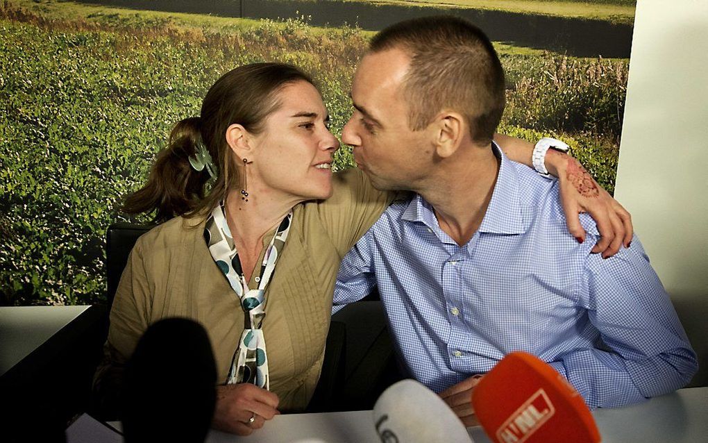 Judith Spiegel en haar partner Boudewijn Berendsen tijdens een persconferentie op Schiphol, nadat zij eerder in de middag waren aangekomen op de luchthaven. beeld ANP