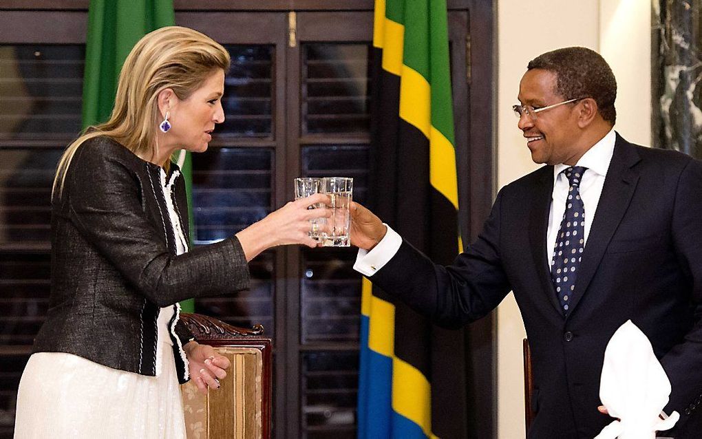 Koningin Maxima toost samen met Jakaya Kikwete, president van Tanzania.