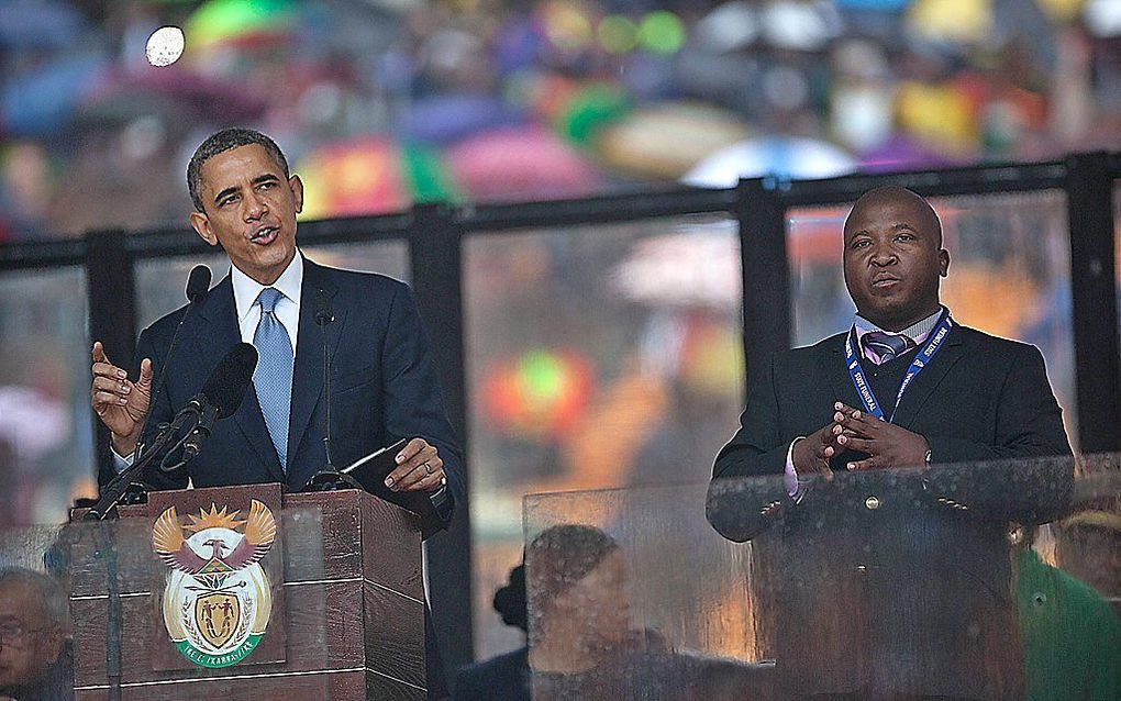 Obama en de doventolk Thamsanqa Dyantyi. beeld EPA