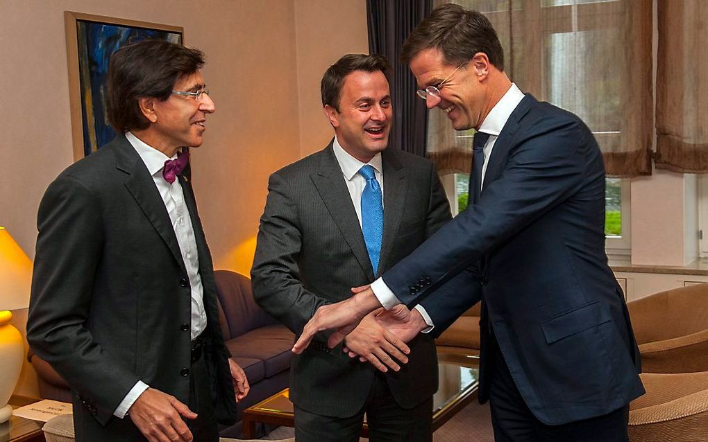 De premiers Mark Rutte (R), Elio di Rupo (L) en hun kersverse Luxemburgse collega Xavier Bettel (M). beeld EPA