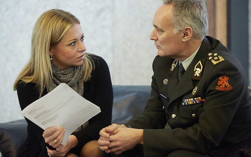 Minister Hennis-Plasschaert in gesprek met Commandant der Strijdkrachten Middendorp. beeld ANP