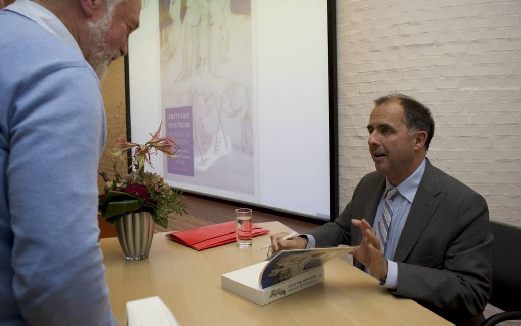 Frits van Oostrom signeert zijn boek ”Wereld in woorden” in Zwolle. beeld Dick Vos