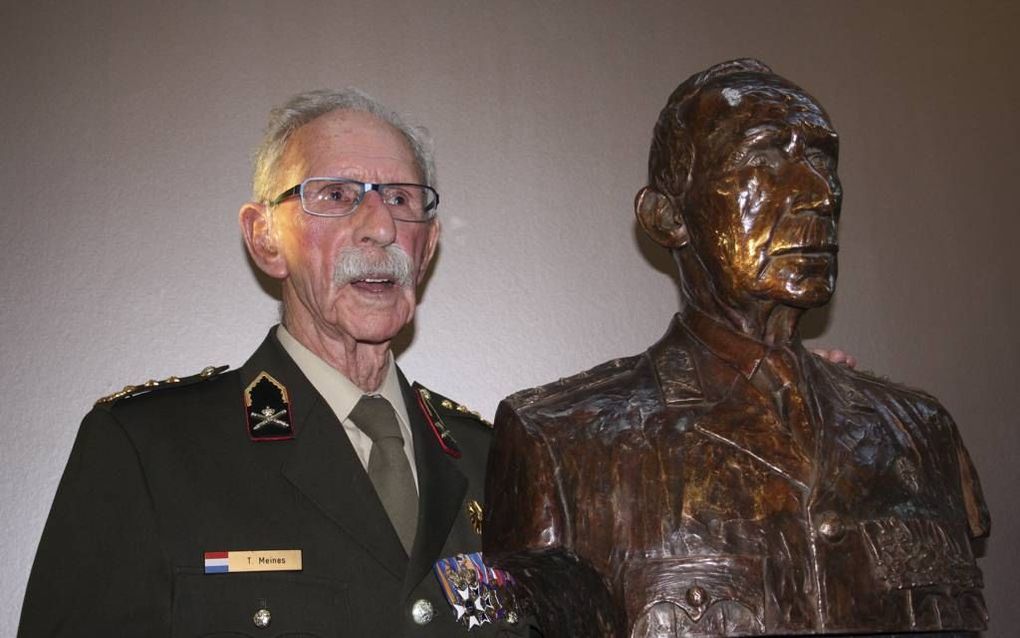 DOORN. Luitenant-generaal bd. Ted Meines (92) bij zijn buste in brons. beeld Riekelt Pasterkamp