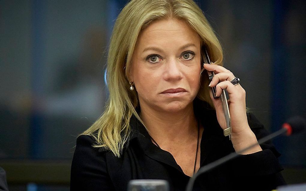 Minister Hennis-Plasschaert telefoneert. beeld ANP