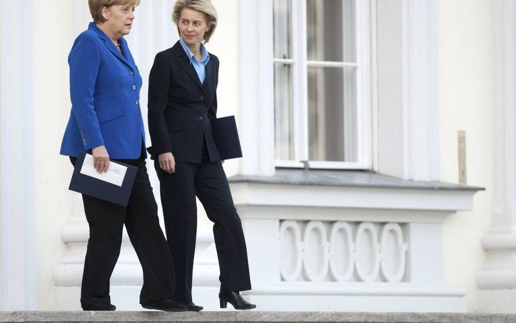 Angela Merkel (l.) wordt dinsdag voor de derde keer beëdigd als bondskanselier. De benoeming van Ursula von der Leyen (r.) als minister van Defensie was eigenlijk de enige echte verrassing in het nieuwe kabinet van CDU/CSU en SPD. beeld EPA