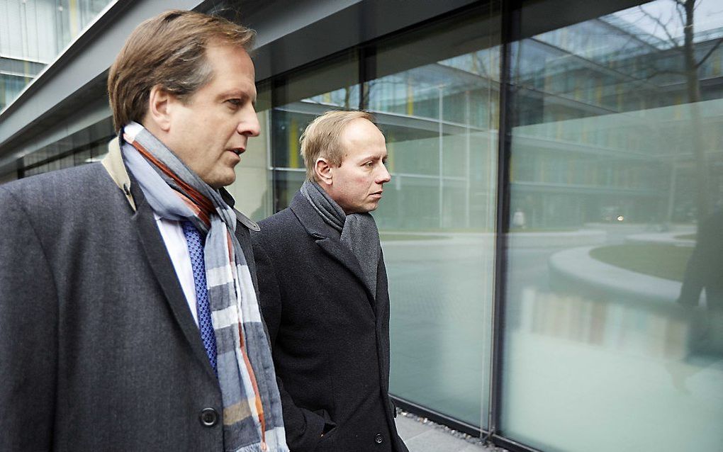 Fractievoorzitter Kees van der Staaij (R) en D66-leider Alexander Pechtold verlaten het ministerie van Financien na afloop van het pensioenoverleg. Het kabinet hoopt maandag met de oppositie een akkoord te kunnen sluiten over de pensioenopbouw. beeld ANP