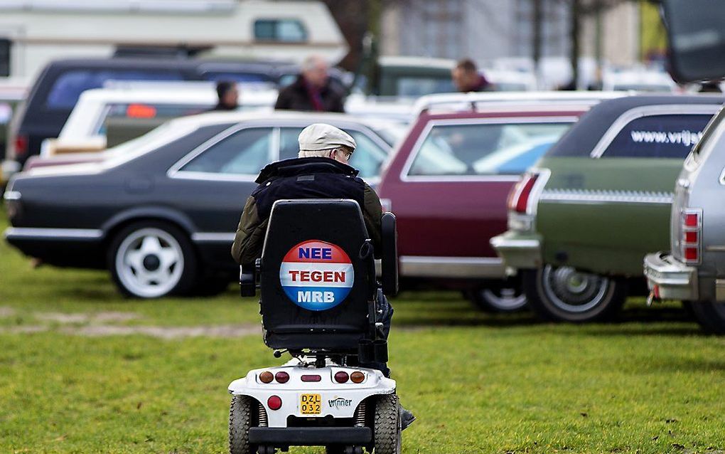 Oldtimerliefhebbers protesteren op het Malieveld tegen de motorrijtuigenbelasting voor auto's van 40 jaar of ouder, die zij volgens kabinetsplannen volgend jaar moeten gaan betalen. beeld ANP