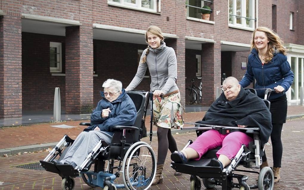 Elsemarie en Joëlle gaan elke woensdagmorgen winkelen met twee verstandelijk gehandicapten. beeld Netwerk Dien je Stad