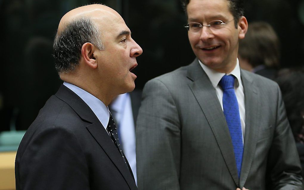 Minister van Financiën en voorzitter van de Eurogroep Dijsselbloem praat met zijn Spaanse collega Luis de Guindos tijdens de top in Brussel. Foto EPA