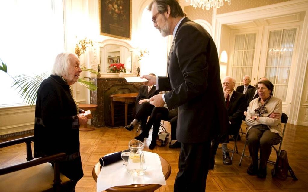 Dr. Hebe Kohlbrugge (99) ontving woensdag in Den Haag de Václav Bendaprijs uit handen van de Tsjechische ambassadeur Jaroslav Horak. Foto Gerhard van Roon