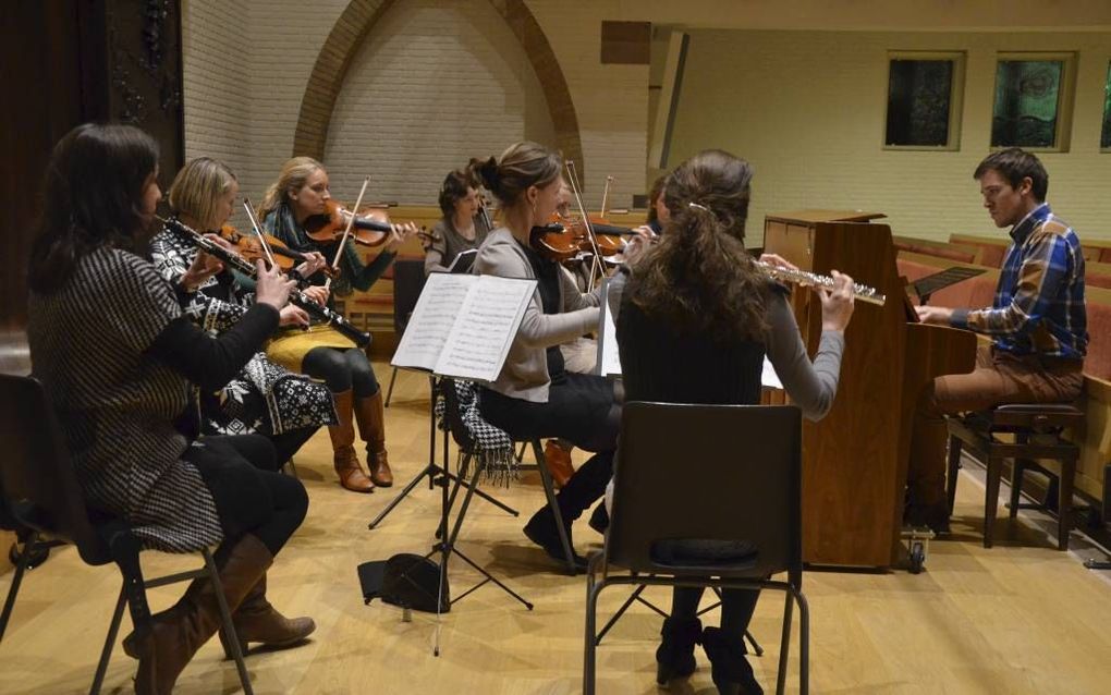 Het Dordtse ensemble Scherzando repeteert voor de kerstavond in Gent. Beeld RD