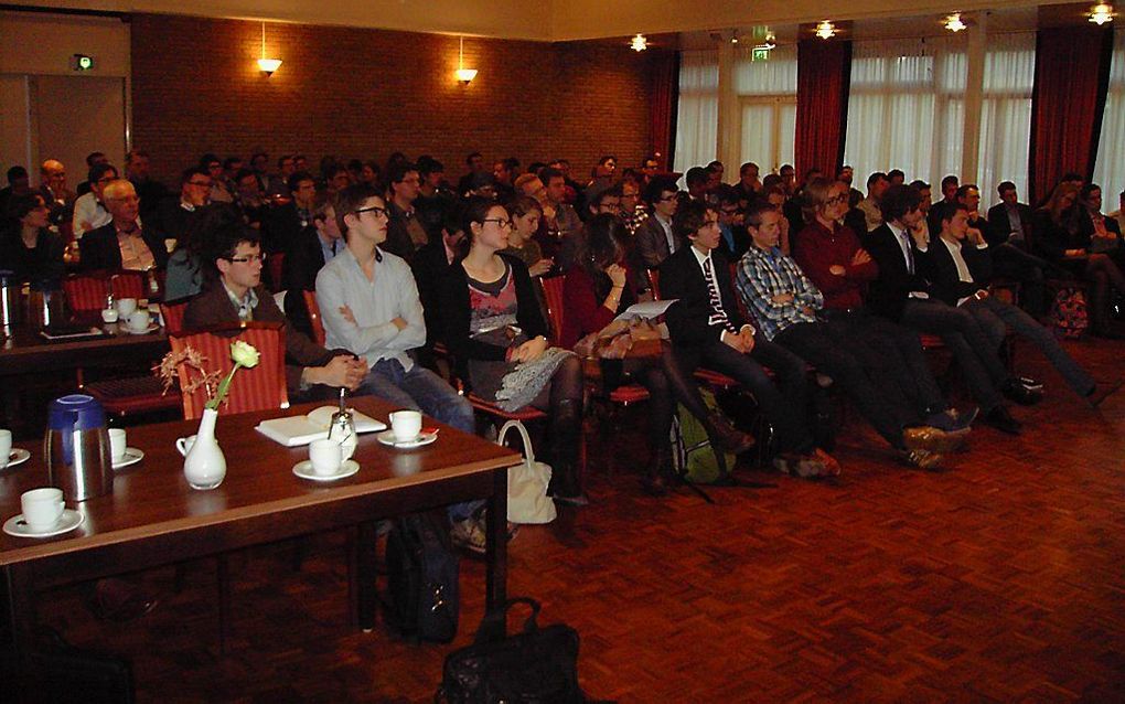 Ruim negentig theologiestudenten waren vrijdagmiddag in Nijkerk om met elkaar in gesprek te gaan wat gereformeerd zijn betekent. Beeld RD