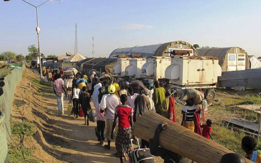 Duizenden Zuid-Sudanese burgers zochten vrijdag een veilig heenkomen op het VN-terrein in Bor, de hoofdstad van de deelstaat Jonglei. Maar ook daar is het niet altijd veilig. Bij een aanval, donderdag, op een VN-basis in Jonglei zijn zeker 20 burgers om h