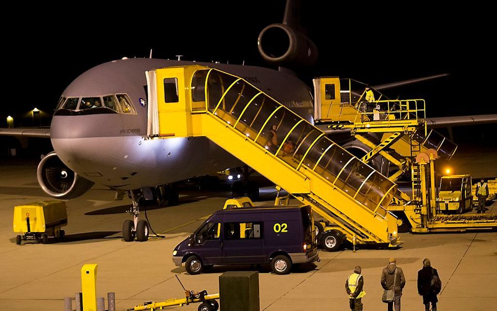 Een transportvliegtuig met evacués uit Zuid-Sudan is in de nacht van vrijdag op zaterdag geland op Vliegbasis Eindhoven. Aan boord zijn enkele tientallen Nederlanders die uit voorzorg zijn vertrokken uit het onrustige Afrikaanse land. beeld EPA