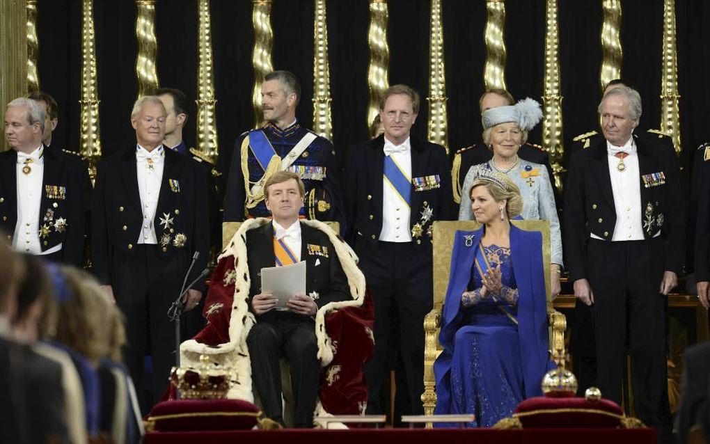 Koning Willem-Alexander voerde geen grote wijzigingen in de hofhouding die op 30 april het podium achter hem vulde. Achter de koning de Chef van het Militaire Huis generaal-majoor Henk Morsink. Rechts van hem grootmeester Hennis, grootmeesteres van Loon-L