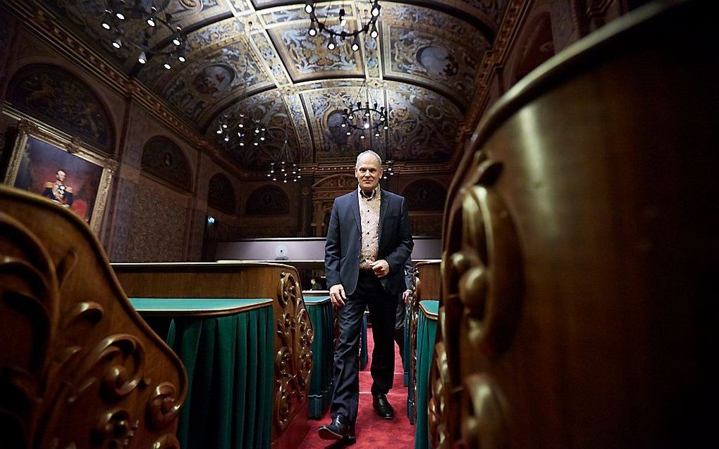 PvdA-senator Adri Duivesteijn verlaat de Eerste Kamer na het debat over de woningmarkt. Foto ANP