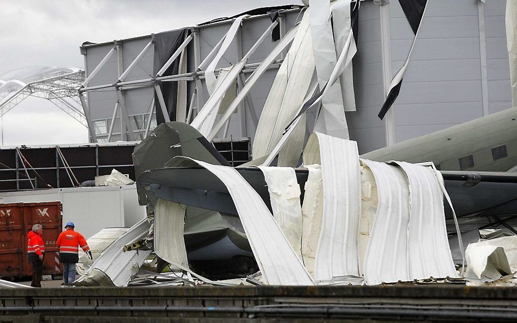 Door de storm is het dak van de foyer van de Theaterhangaar op voormalig vliegveld Valkenburg gedeeltelijk weggewaaid. Foto ANP