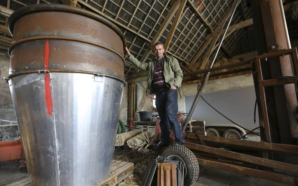 Frederik Bunt heeft zijn machine die nachtvorstschade aan fruitbloesem voorkomt gedemonteerd en opgeslagen in een schuur. Hij gebruikt de 8 meter hoge ventilator in het voorjaar om nachtvorstschade in zijn bessen te voorkomen. De ventilator mengt de warme