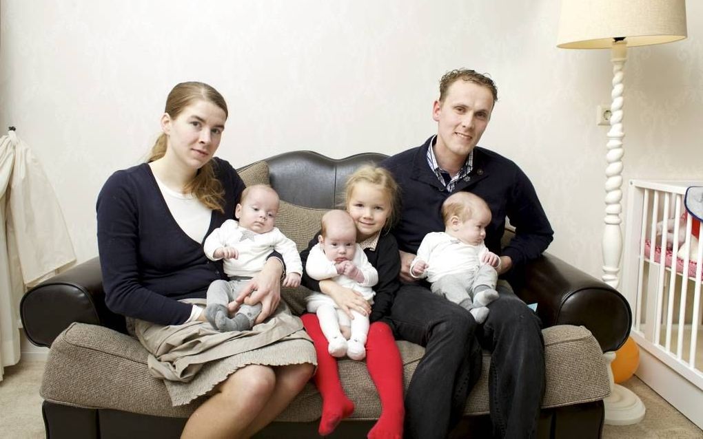 URK. Gerard en Aliejanne Visscher in Urk kregen op 26 augustus een drieling. „Toen we het op een verjaardag vertelden aan onze familie leek het of de kamer ontplofte.” In het midden hun oudste dochter Grethe (4). beeld Dick Vos