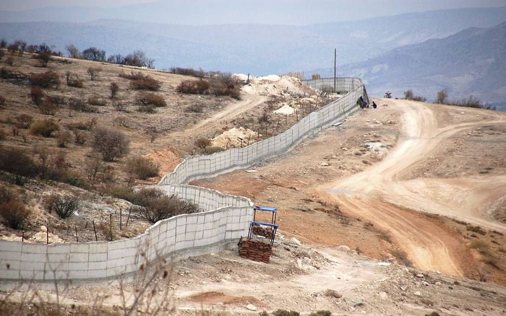 ‘Berlijn’ herleeft op de Syrisch-Turkse grens. De Turkse autoriteiten bouwen een hoge muur, dwars door het landschap. Een bonte verzameling mensen passeert dagelijks de grens. beeld Gerard ten Voorde